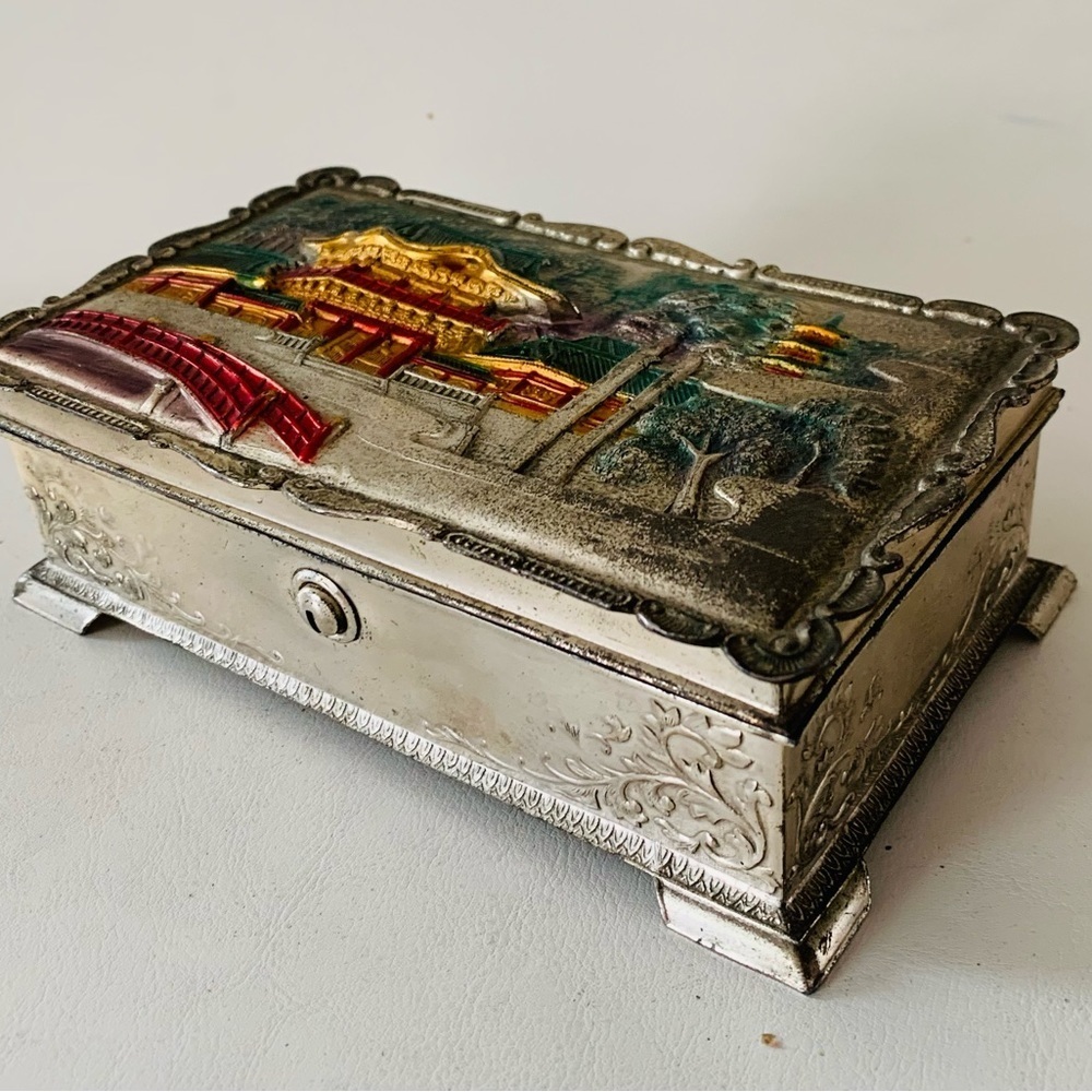 Oriental Pogoda metal trinket box